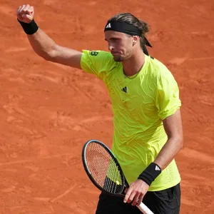 Alexander Zverev hebt die Faust zum Jubeln.