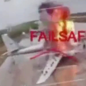 Die Aufnahmen einer ukrainischen Drohne zeigen einen brennenden russischen Bomber.