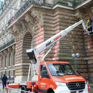Mit einem Dampfstrahler wird die Fassade des Hamburger Rathauses gereinigt. Einen Tag vor dem Hamburg-Besuch des britischen Königs Charles III. und seiner Frau Camilla haben Klimaaktivisten der Bewegung Letzte Generation das Rathaus mit orangener Farbe besprüht.
