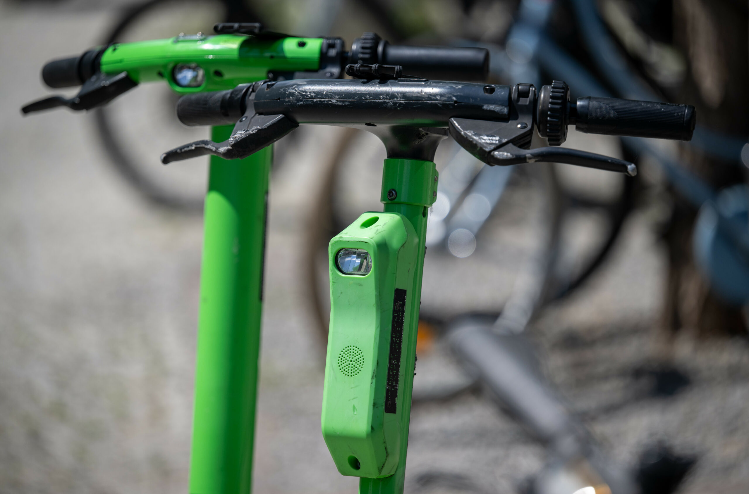 Zwei E-Scooter stehen auf einer Straße