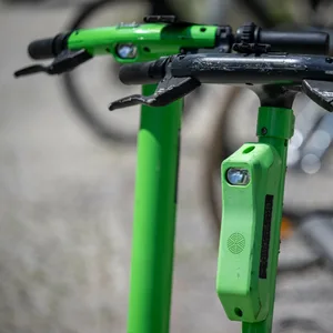 Zwei E-Scooter stehen auf einer Straße