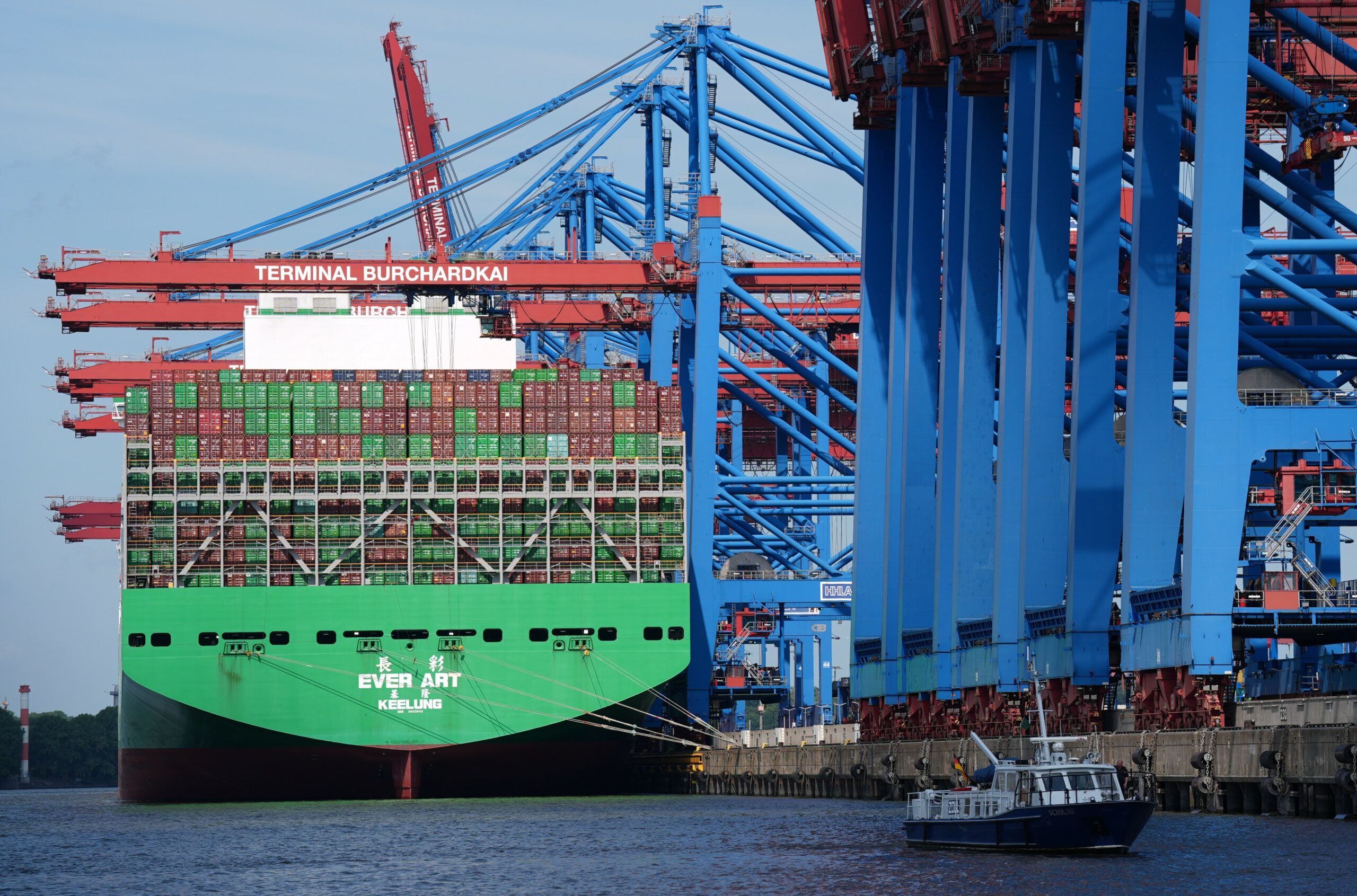 Ein Containerschiff im Hamburger Hafen