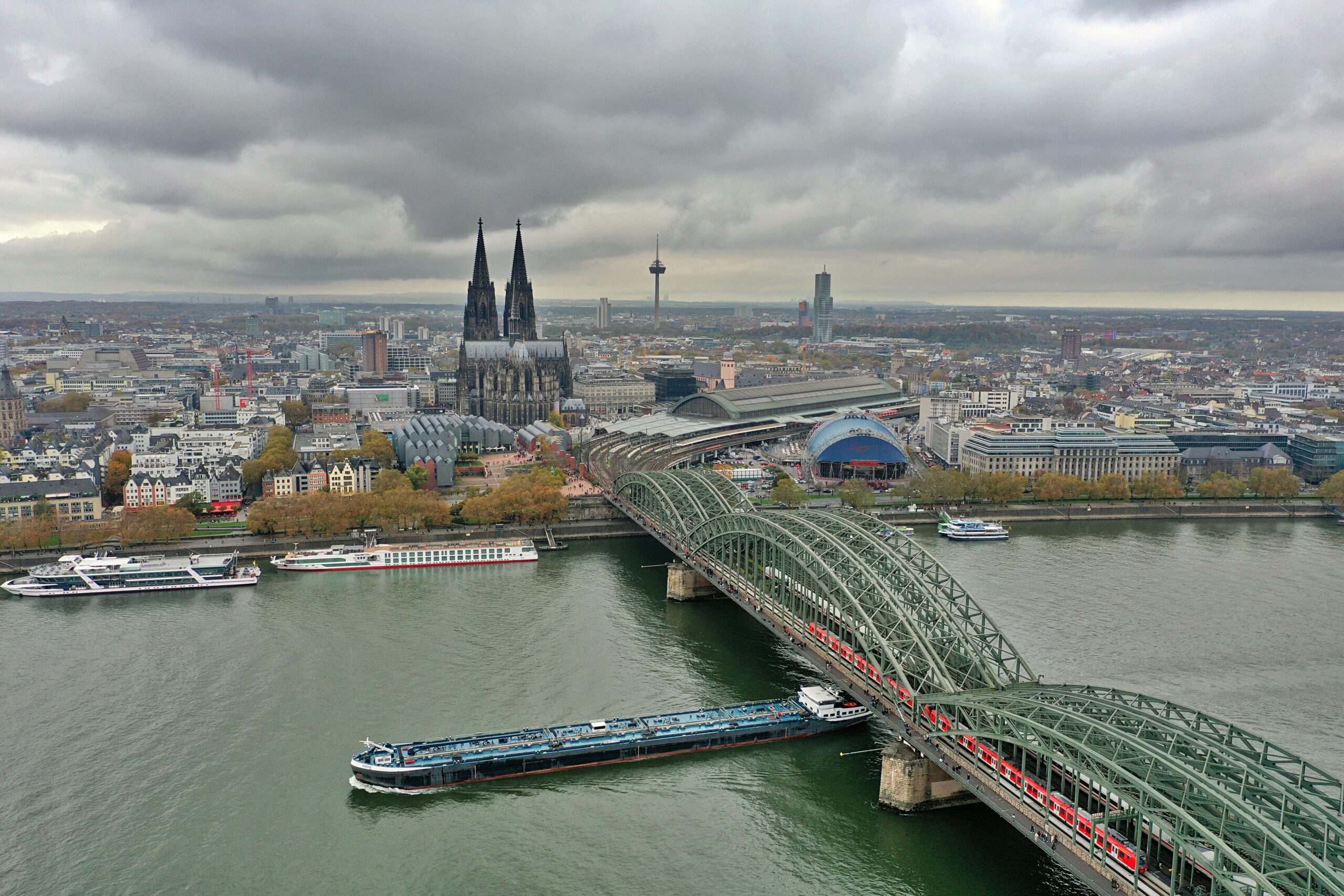 Nach einem Bombenfund wurden weite Teile der Kölner Innenstadt zu beiden Seiten des Rhein evakuiert.