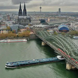 Nach einem Bombenfund wurden weite Teile der Kölner Innenstadt zu beiden Seiten des Rhein evakuiert.