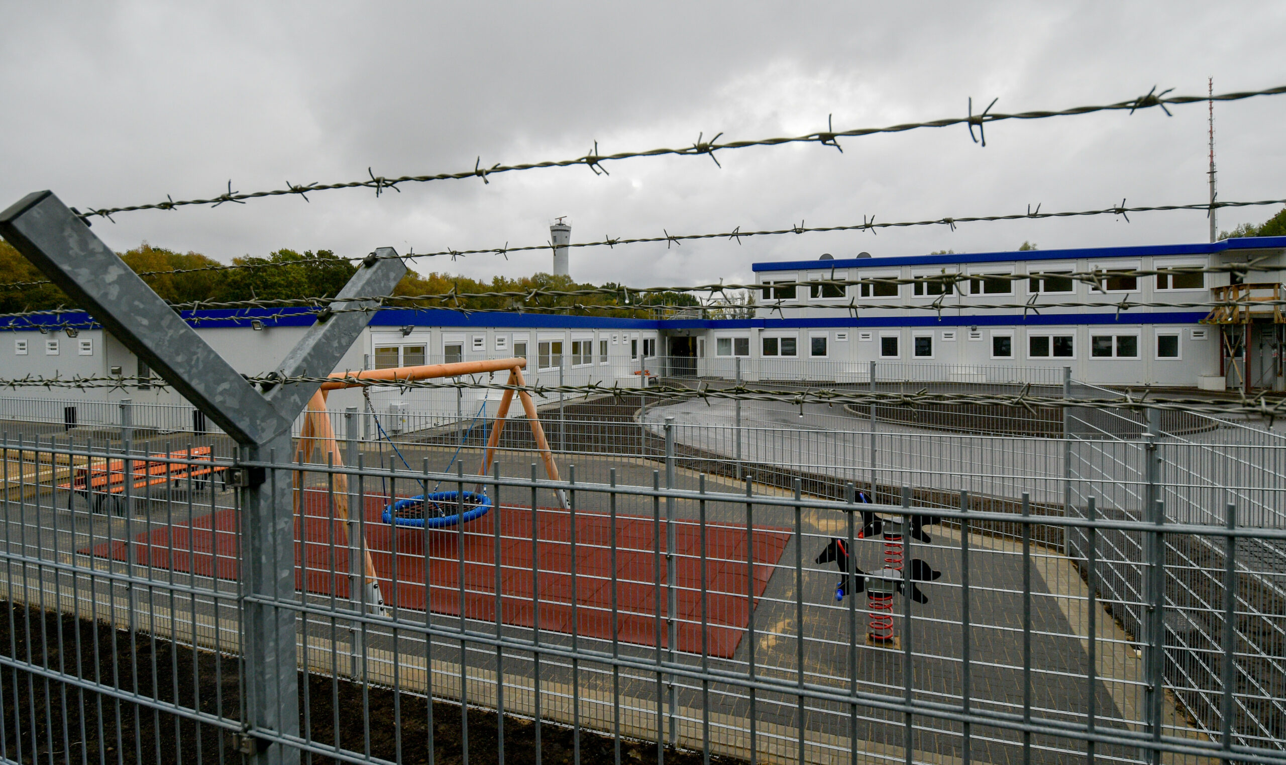 Container Ausreisegewahrsam am Hamburger Flughafen, umgeben von Stacheldraht