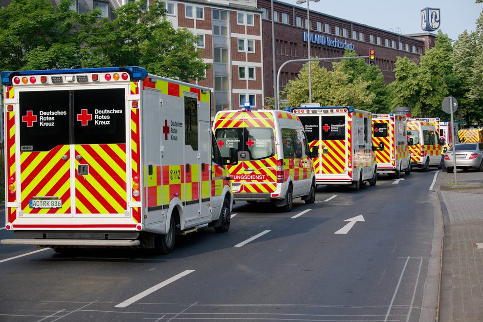 Krankenwagen fahren zum Eduardus-Krankenhaus in Köln-Deutz, um vor einer Bombenentschärfung das Hospital zu evakuieren. 