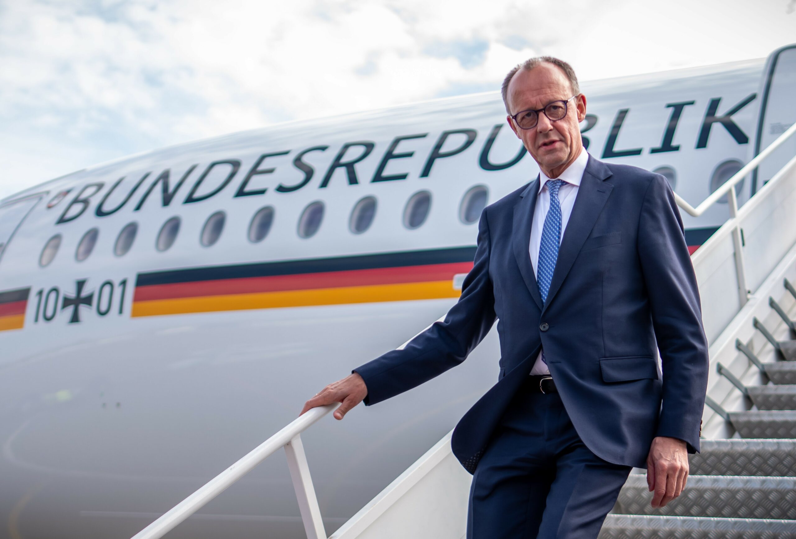 Bundeskanzler Friedrich Merz (CDU) steigt aus dem Regierungsflieger aus.