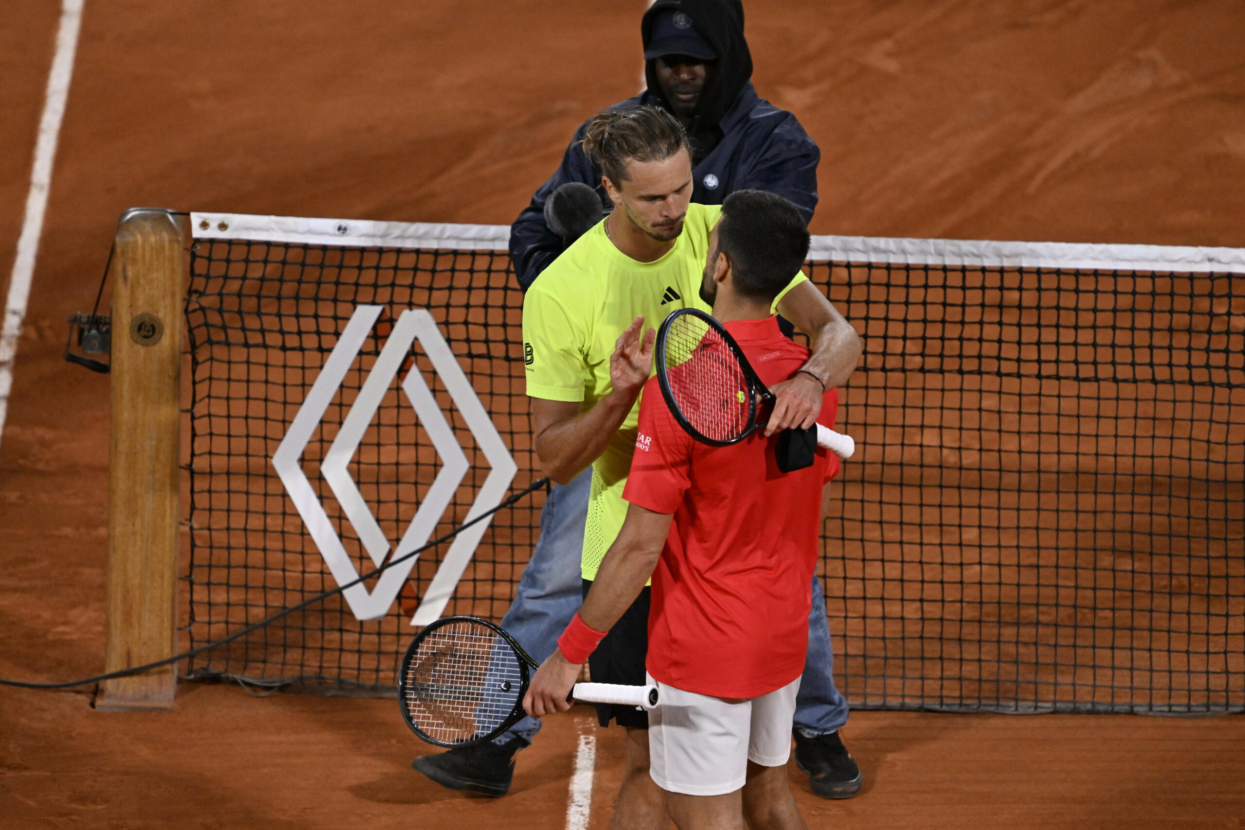Alexander Zverev und Novak Djokovic umarmen sich