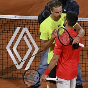Alexander Zverev und Novak Djokovic umarmen sich