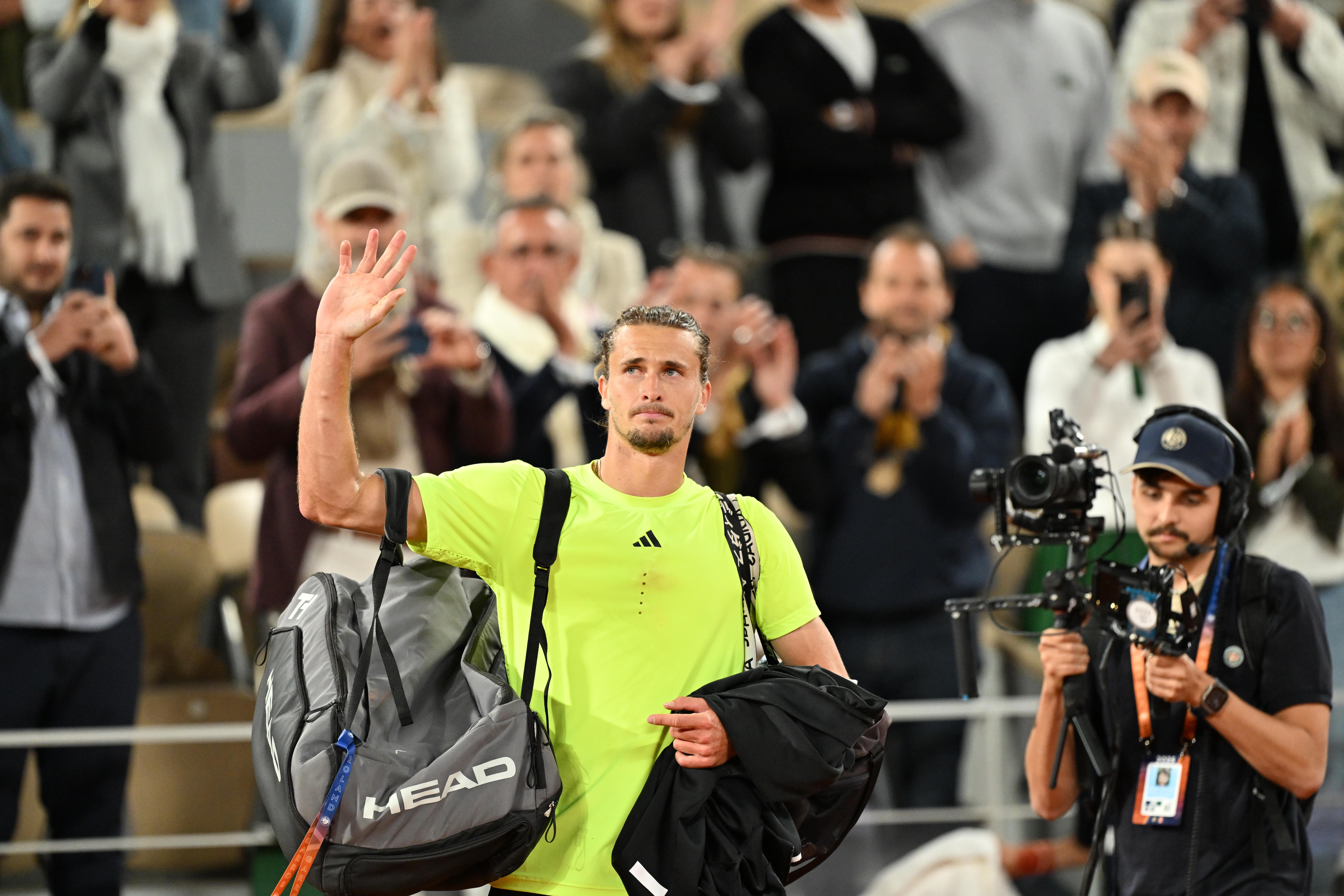 Alexander Zverev winkt ins Publikum