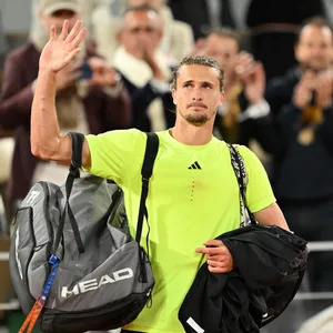 Alexander Zverev winkt ins Publikum