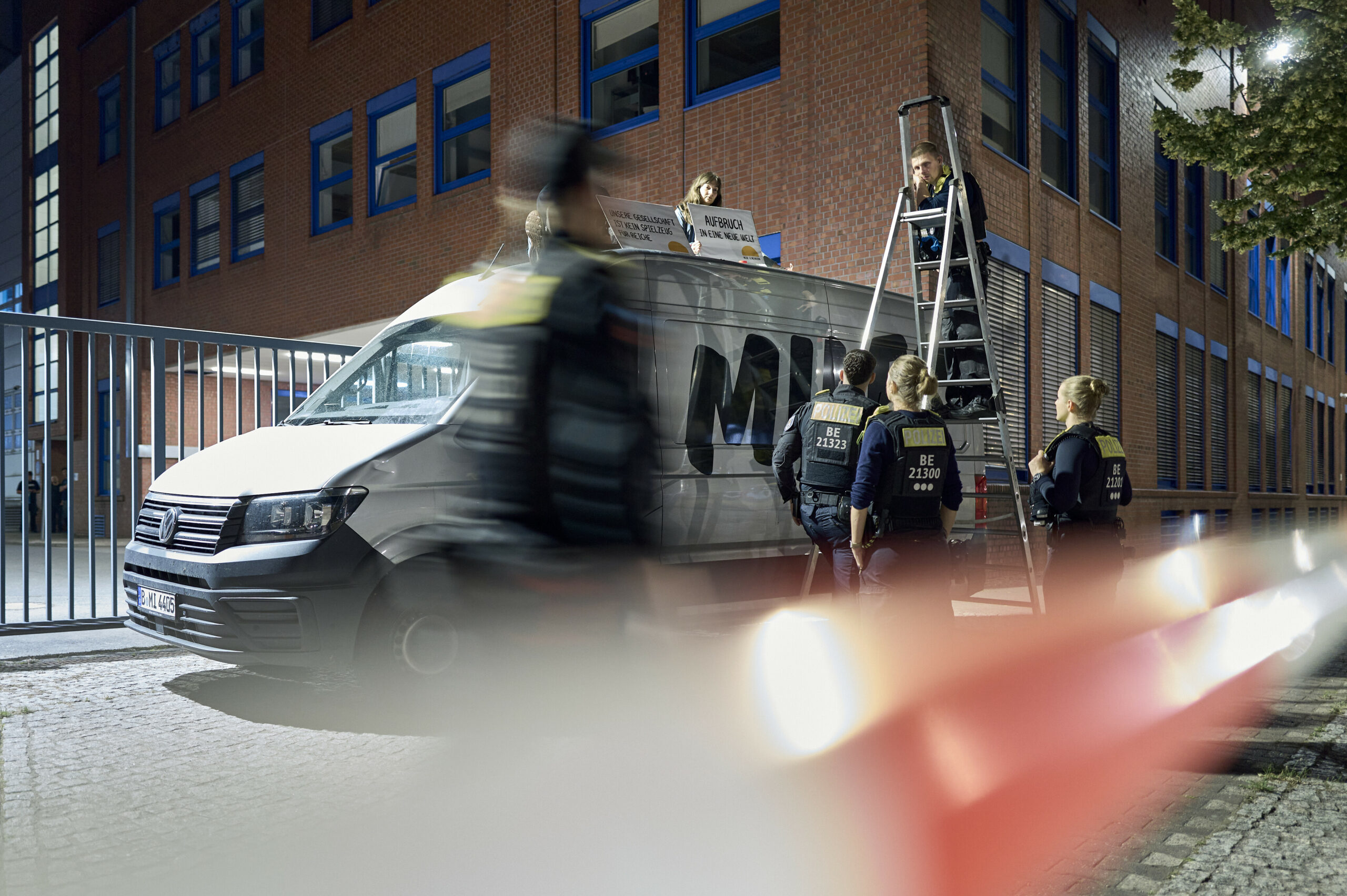 Polizei vor einer Druckerei