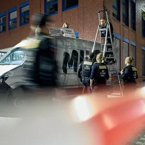 Polizei vor einer Druckerei