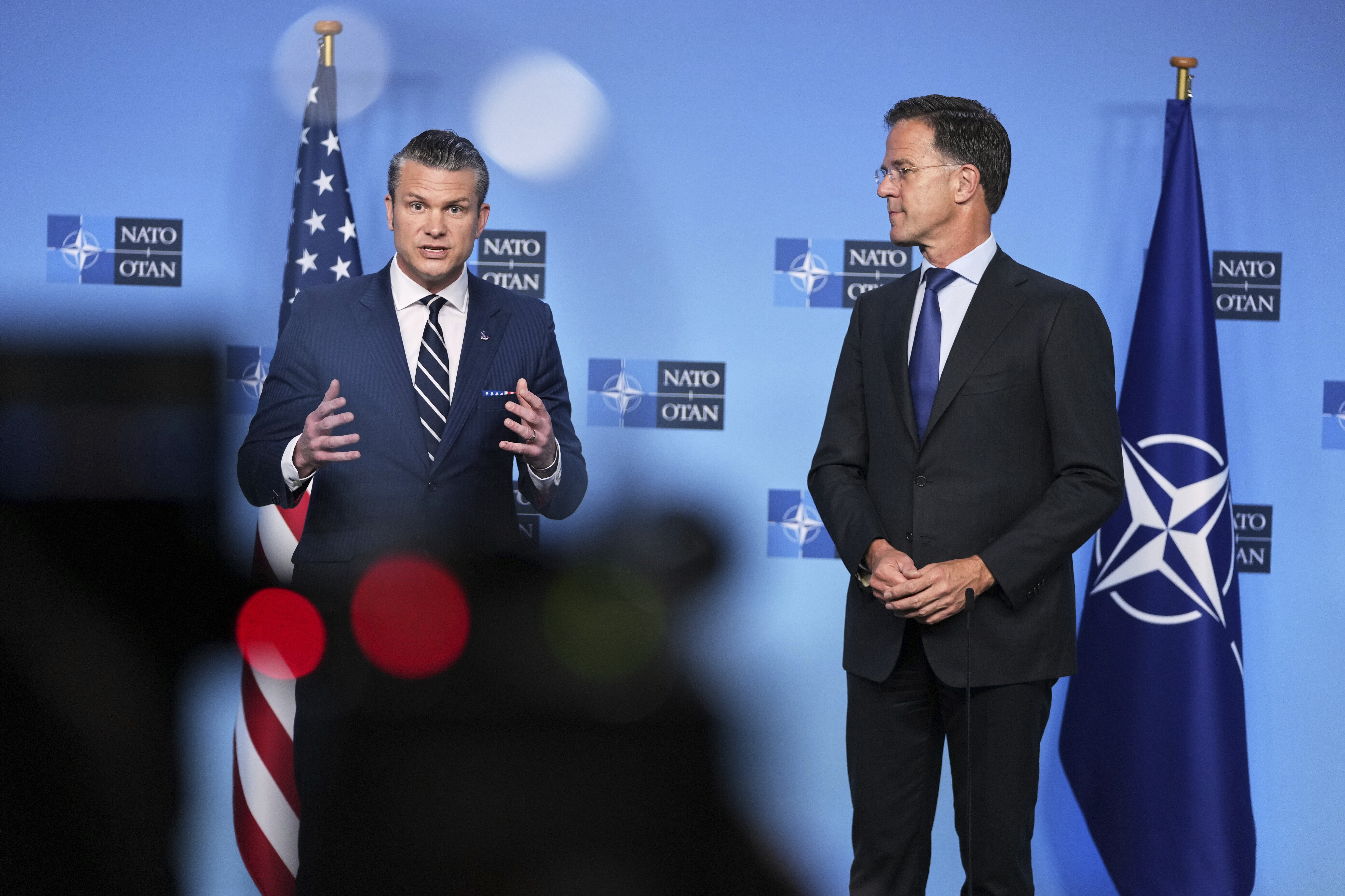 US-Verteidigungsminister Pete Hegseth und Nato-Generalsekretär Mark Rutte im NATO-Hauptquartier