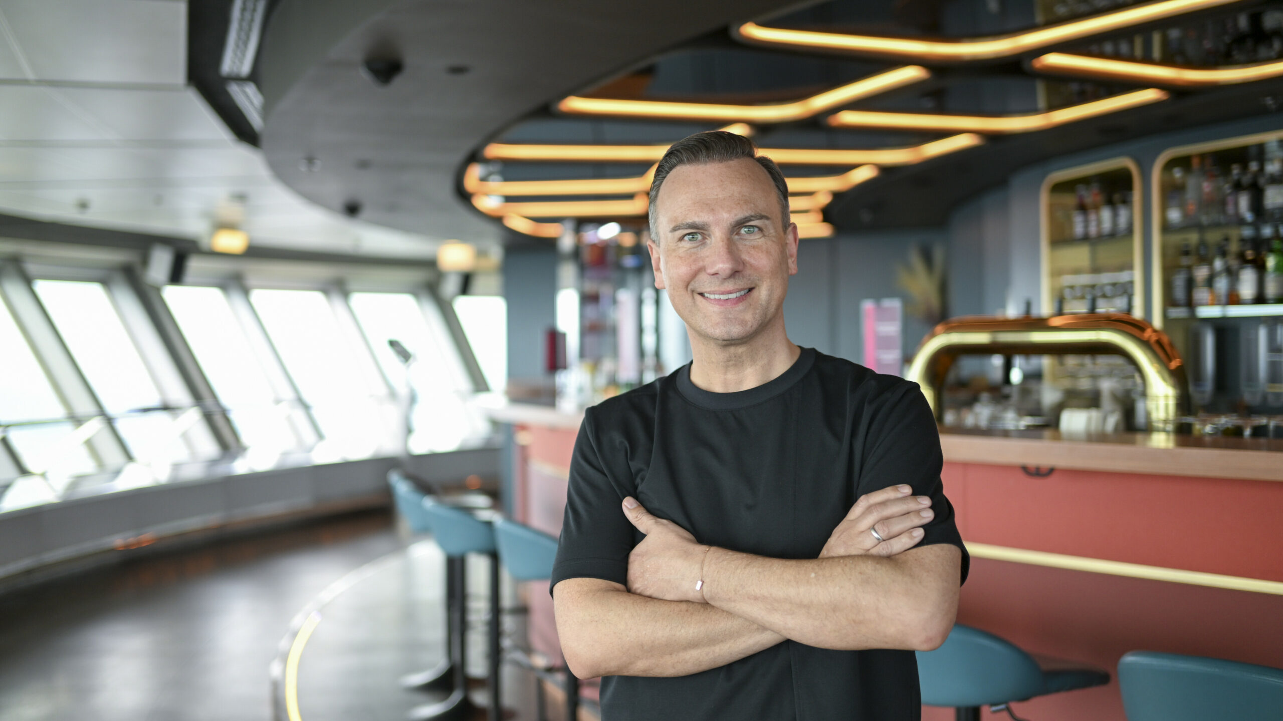 Der Sternekoch Tim Raue steht in seinem neuen Restaurant „Sphere“ im Berliner Fernsehturm.