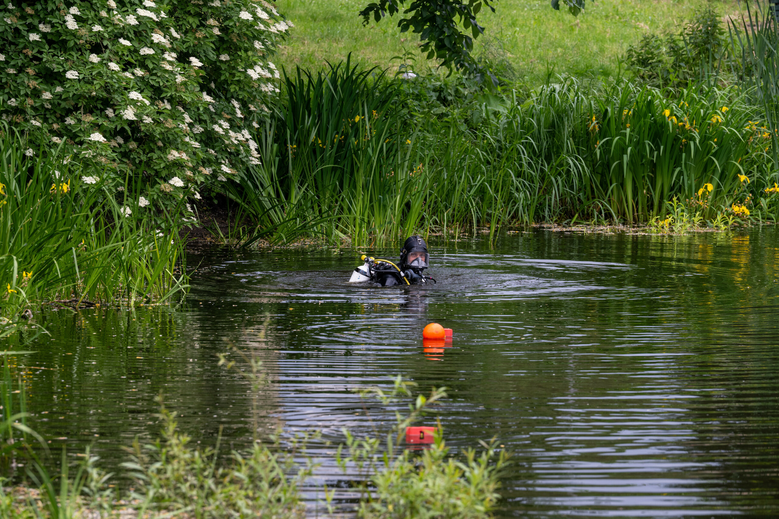 Polizeitaucher fanden die Leiche eines Mannes im Achterdieksee in Bremen. (Symbolbild)