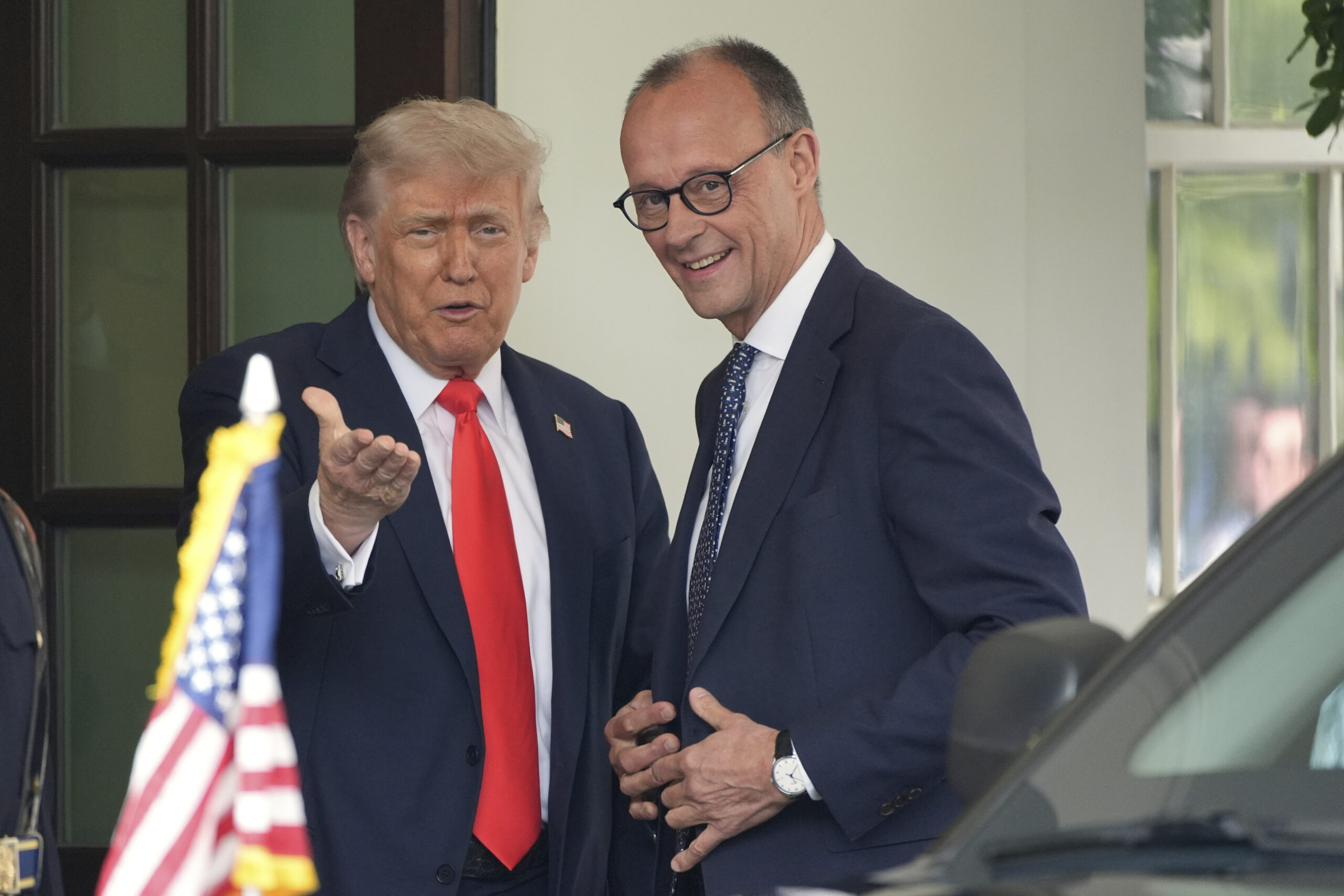 Beim Eintreffen von Bundeskanzler Friedrich Merz am Weißen Haus begrüßt ihn US-Präsident Donald Trump.