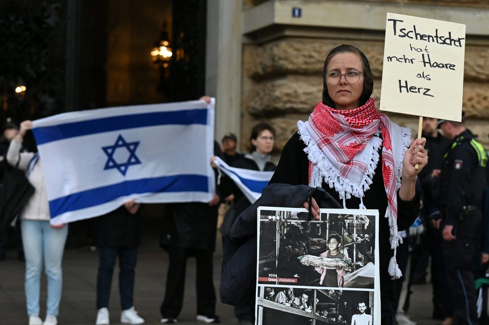Eine Demonstrantin hält ein Schild mit der Aufschrift „Tschentscher hat mehr Haare als Herz“ auf dem Rathausmarkt.