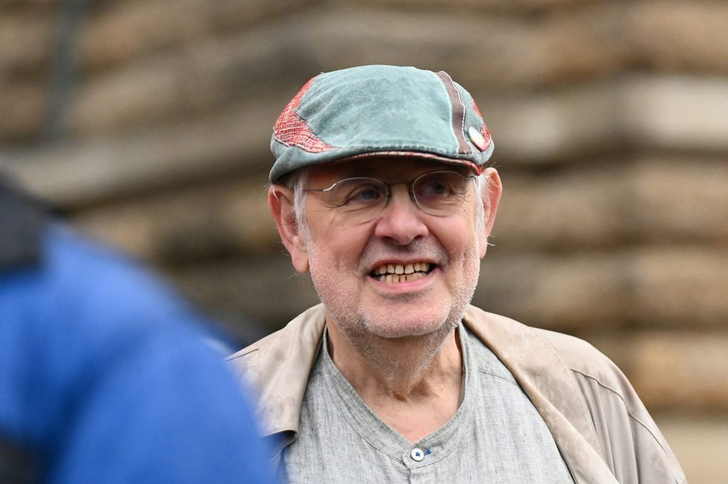 Peter Zamory (Bündnis 90/Die Grünen) steht nach einer Demonstration auf dem Rathausmarkt.