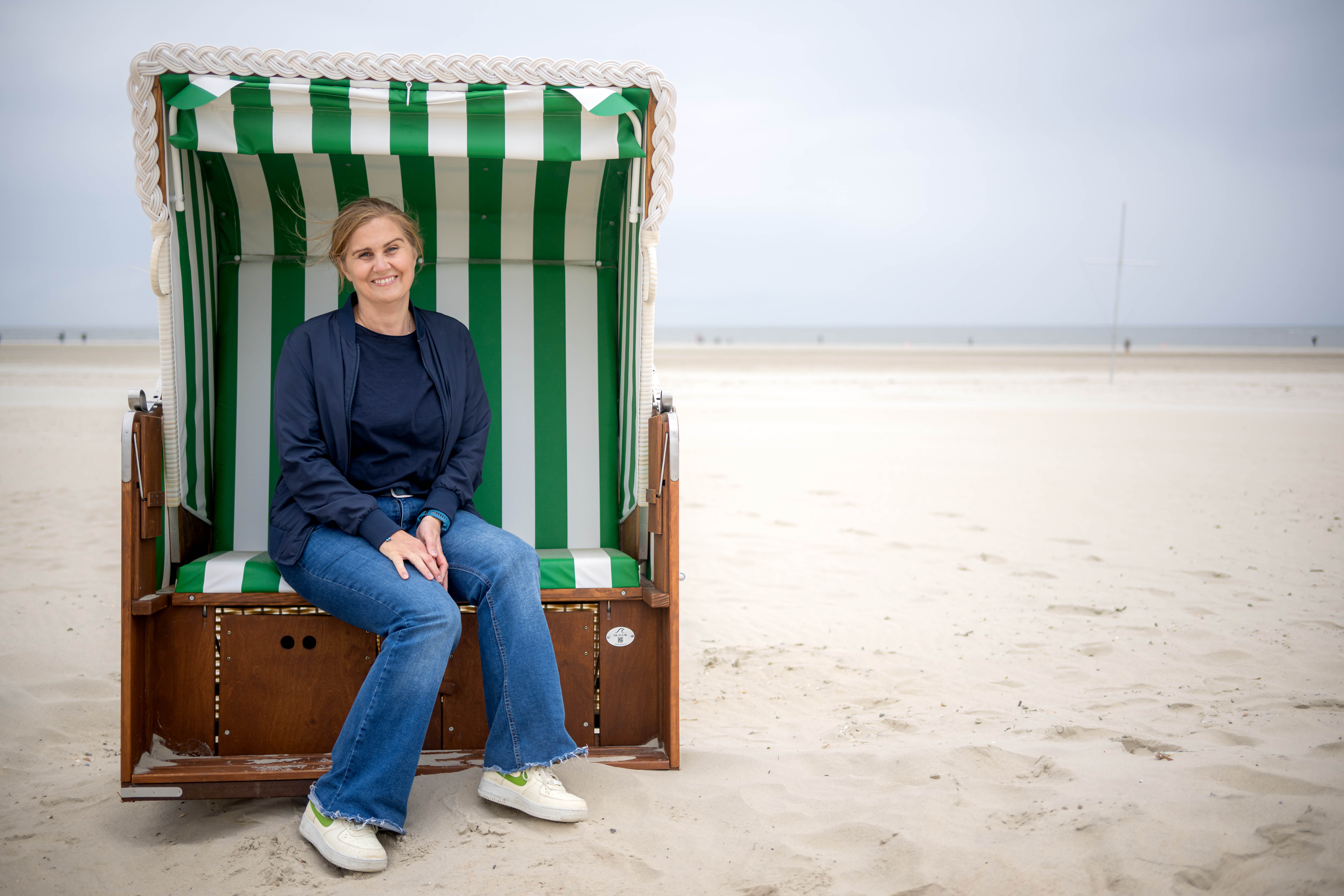 Nadine Weber sitzt in einem grünen Strandkorb