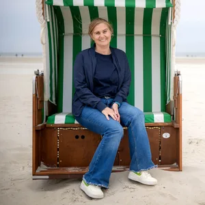 Nadine Weber sitzt in einem grünen Strandkorb