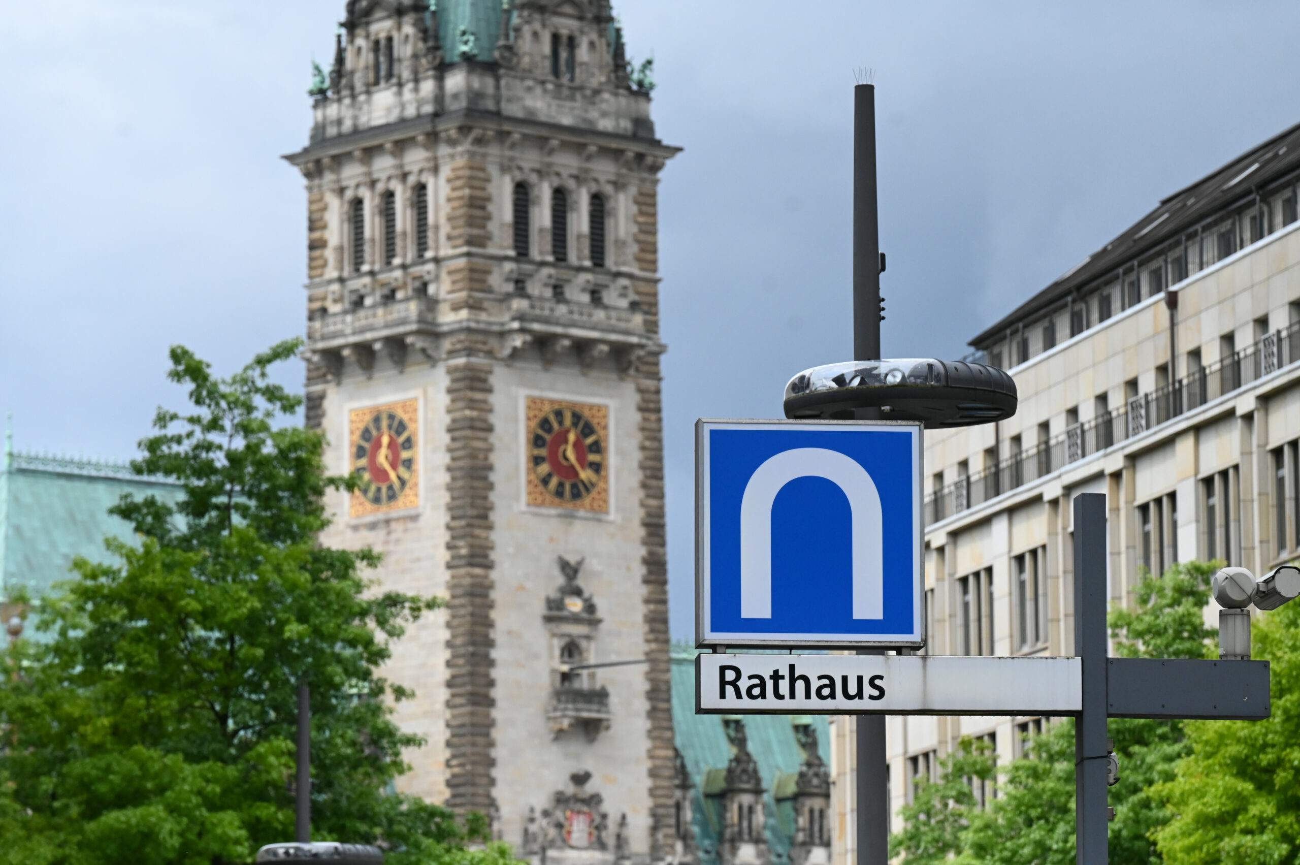Ein umgedrehtes U-Bahn-Schild hängt an der Station „Rathaus”