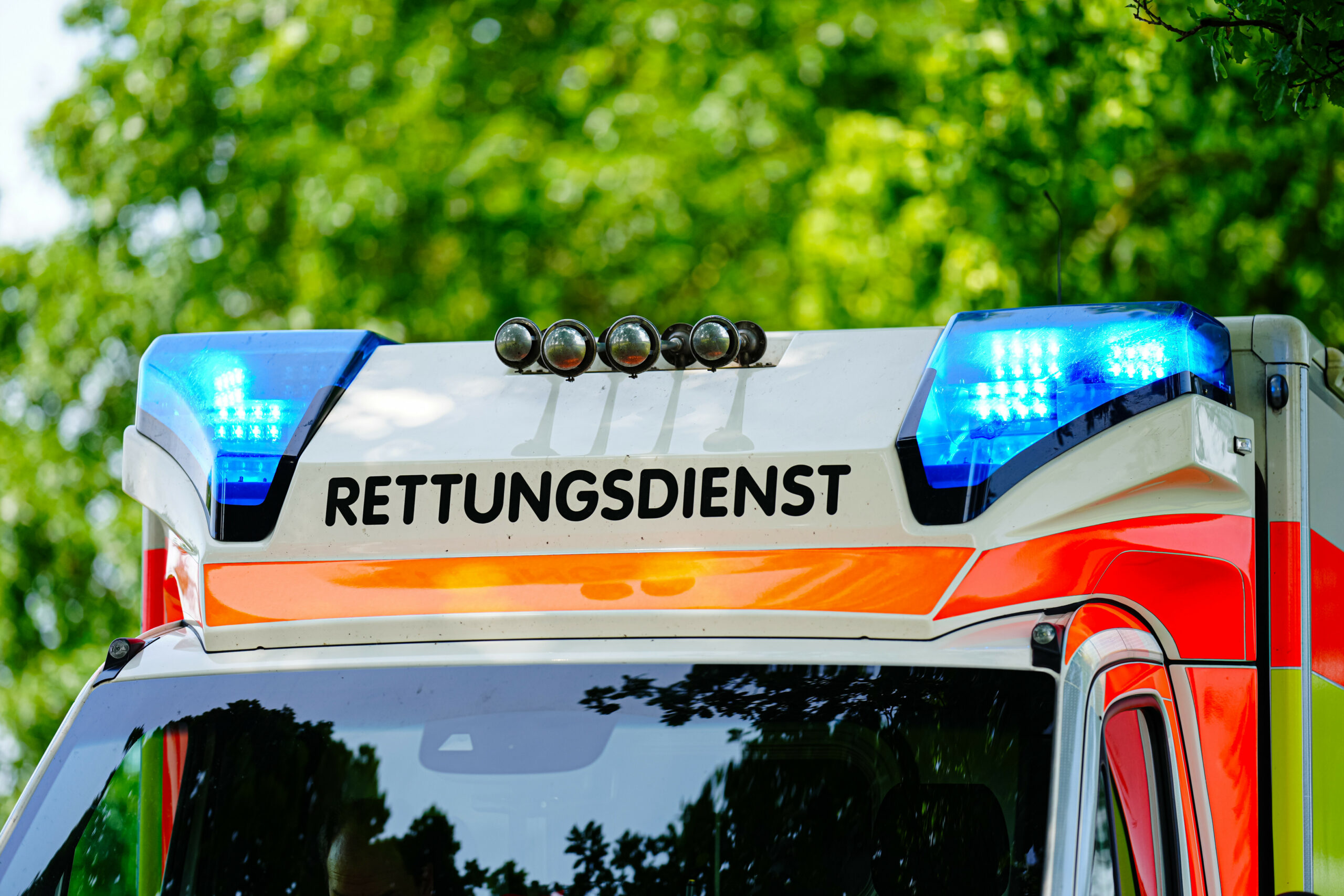 Schriftzug „Rettungsdienst“ auf Rettungswagen mit Blaulicht