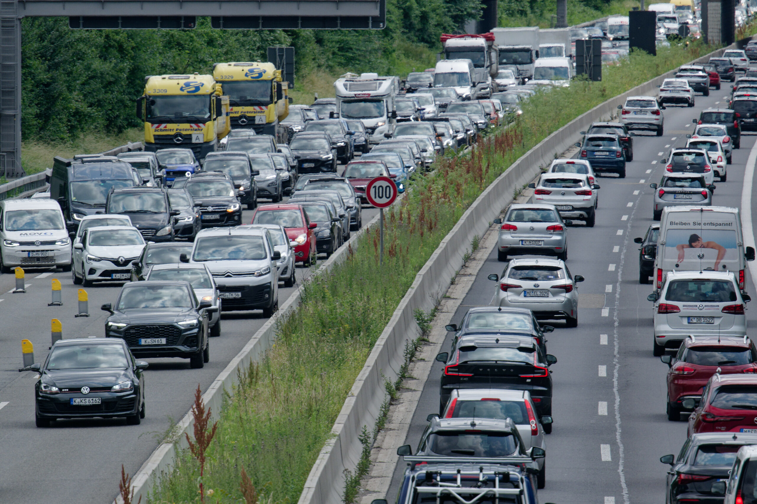 Autos stauen sich auf der A1 in beiden Richtungen.