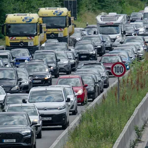 Autos stauen sich auf der A1 in beiden Richtungen.