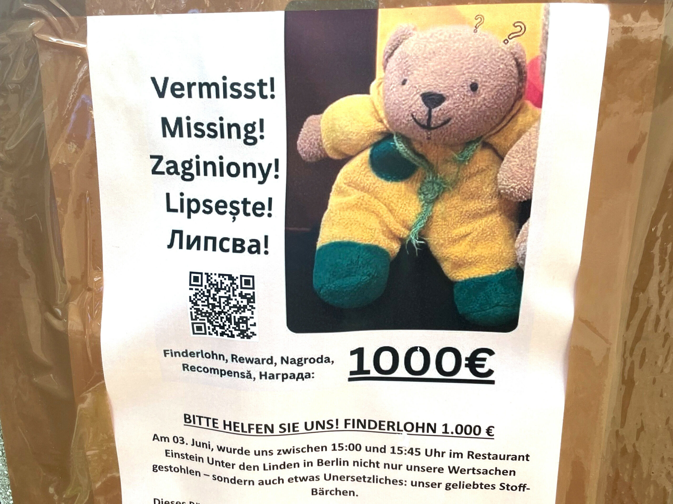 Ein Plakat zu einer Suchaktion hängt an der Ahornallee in Berlin-Charlottenburg