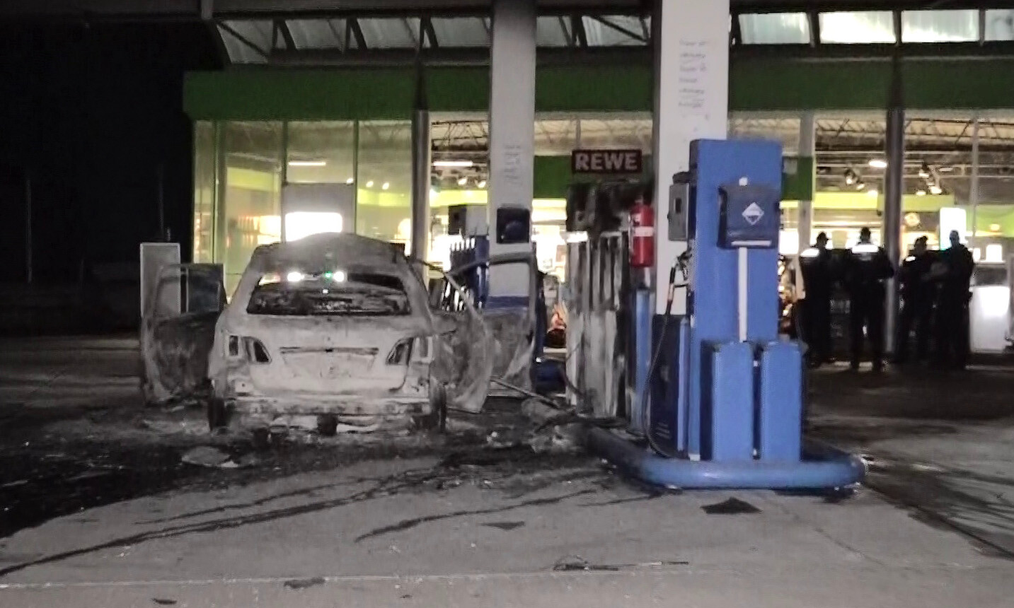 Ein polizeibekannter Mann sorgt am Samstagabend für einen Brand an einer Tankstelle in Hannover. Das SEK ist im Einsatz.