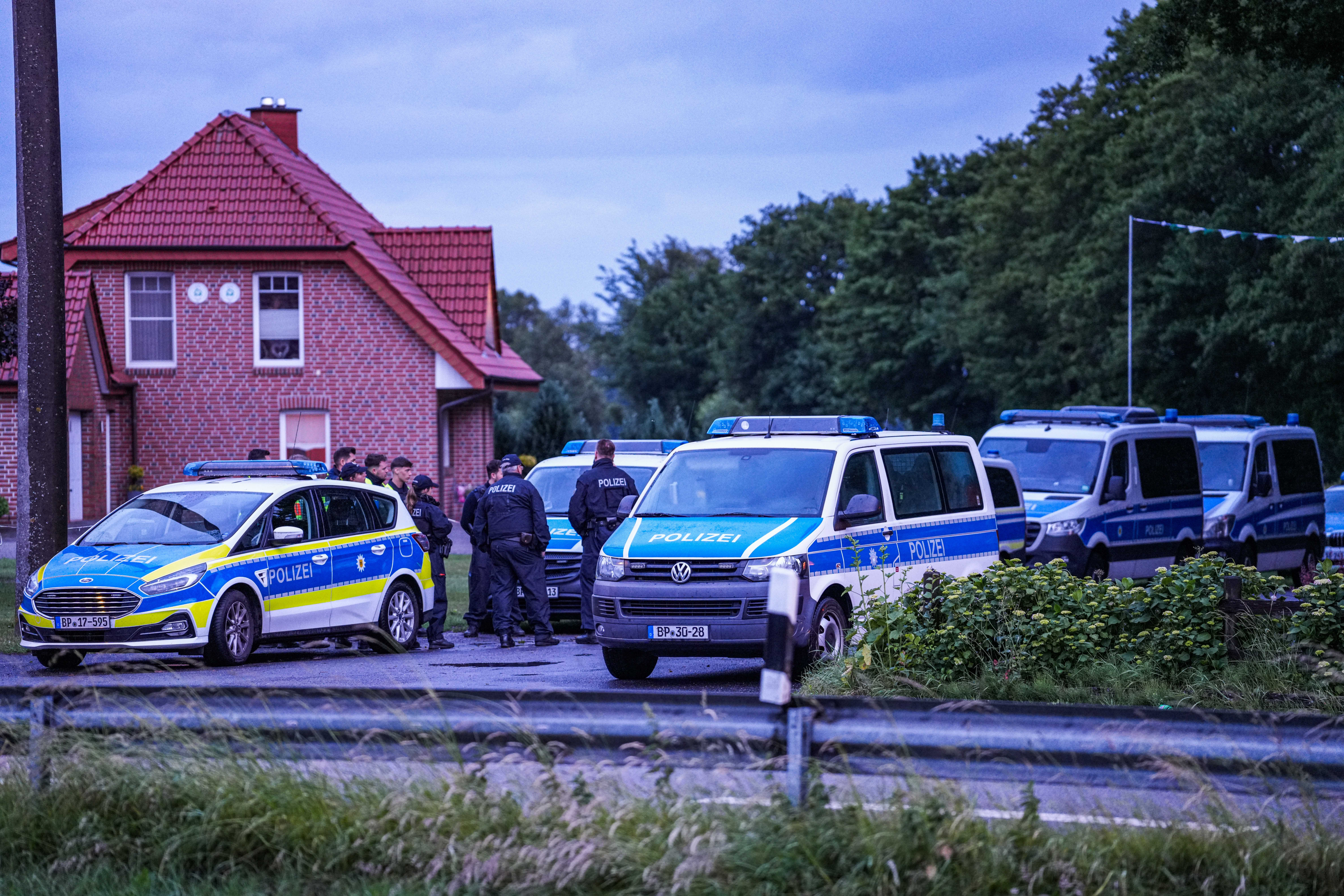 Auf der deutschen Seite der Grenze zwischen Ter Apel und dem deutschen Ort Rütenbrock steht die deutsche Polizei bereit, um einzugreifen, falls niederländische Bürger eigenmächtig Grenzkontrollen durchführen.