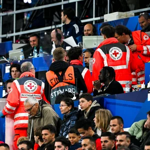 Notarzteinsatz auf der Tribüne,