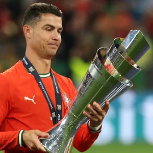 Cristiano Ronaldo hält die Trophäe.
