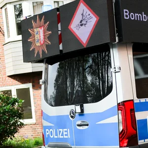 Ein Lautsprecherfahrzeug der Polizei fährt mit einem Evakuierungsaufruf durch die Straßen von Kiel.