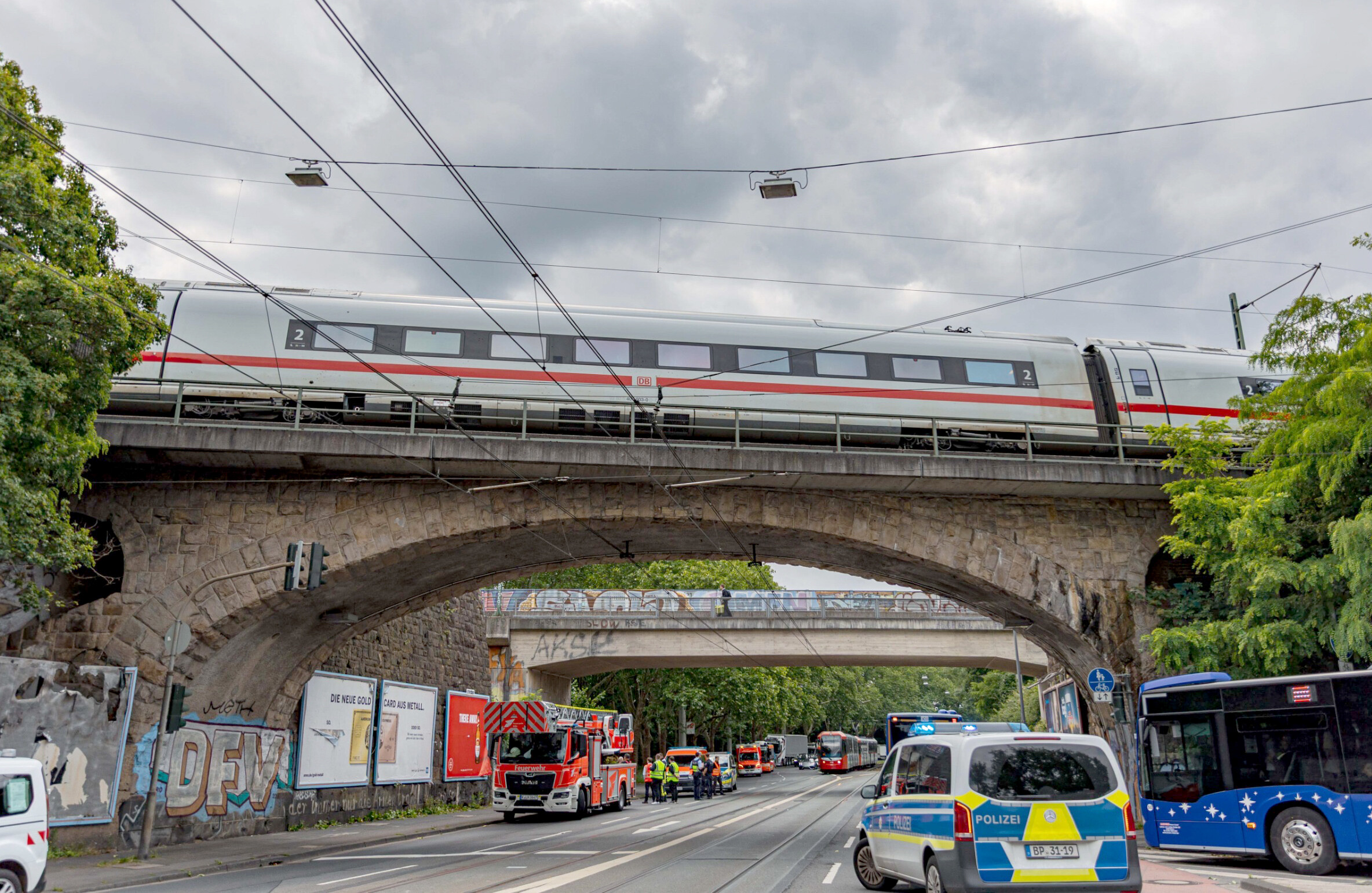 ICE-Unfall - Fahrgäste müssen stundenlang im Zug ausharren
