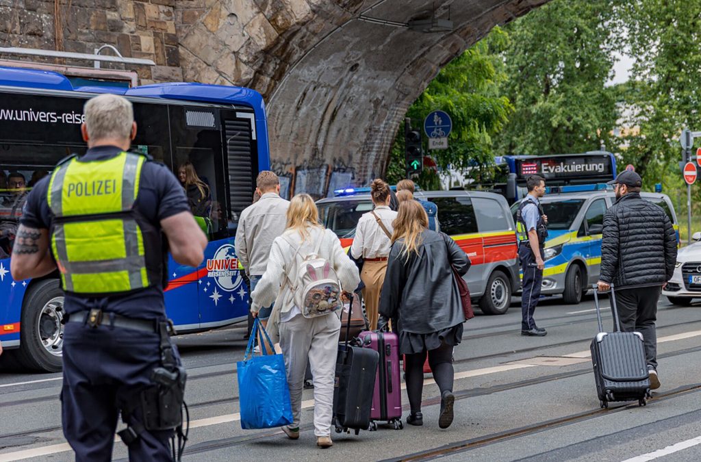 ICE-Unfall - Fahrgäste müssen stundenlang im Zug ausharren