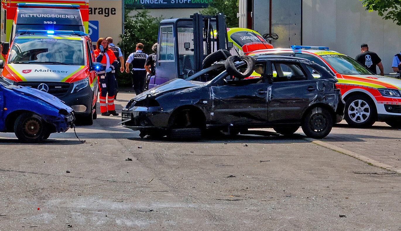 Auto fährt bei Stuntshow in Zuschauermenge - Verletzte