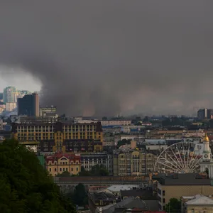 Rauch bedeckt den Himmel über der Stadt nach russischen Raketen- und Drohnenangriffen.