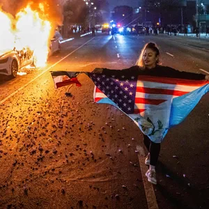 Eine Demonstrantin in Los Angeles posiert vor einem brennenden Auto. Die Proteste eskalierten, nachdem Donald Trump ankündigte, Militär in die Stadt zu schicken.