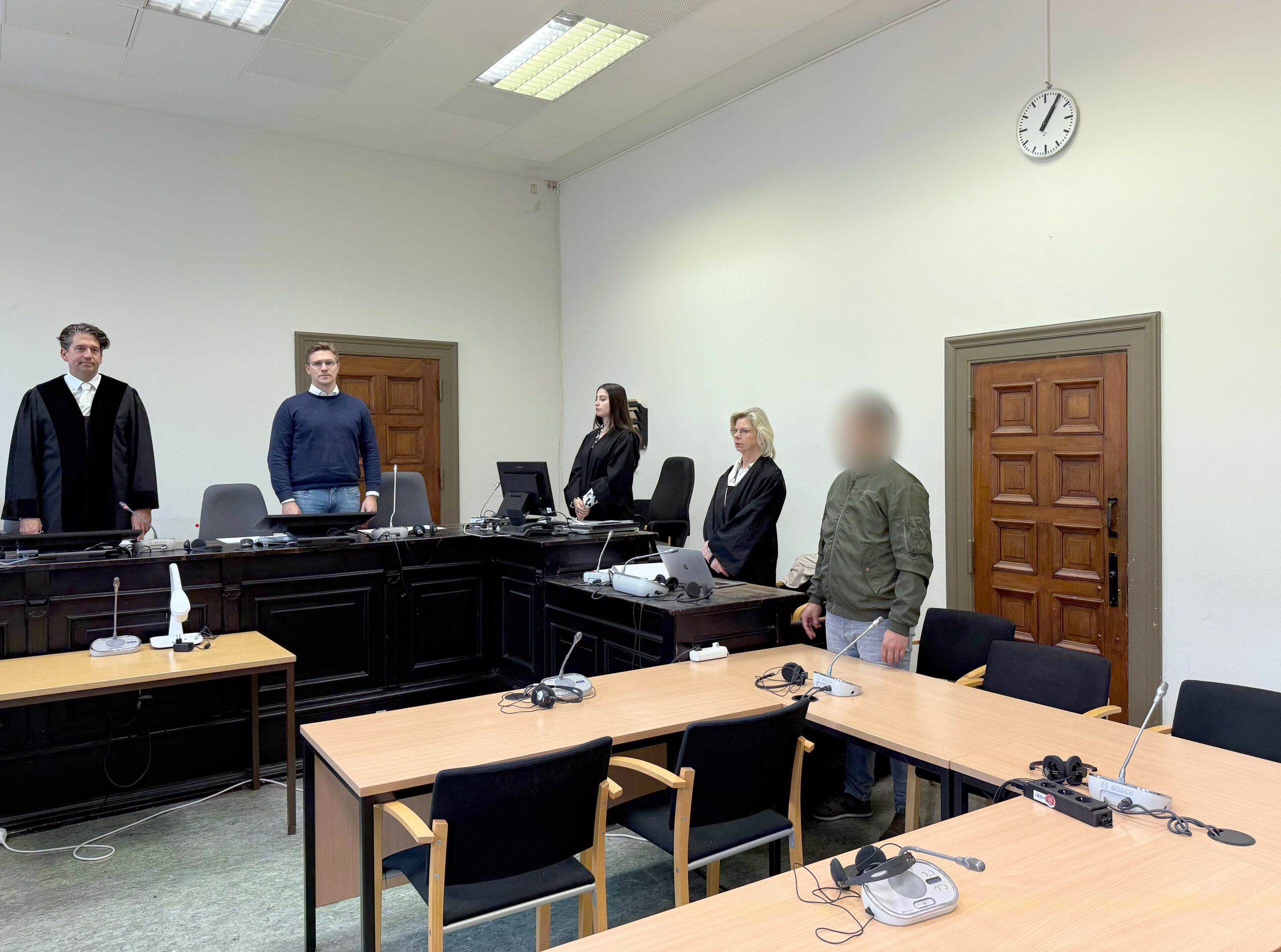 Der Angeklagte (r.) steht neben seiner Verteidigerin Ina Franck (2.v.r) zu Beginn eines Prozesses im Verhandlungssaal des Landgerichts Hamburg.