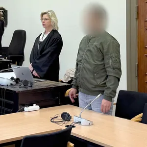 Der Angeklagte (r.) steht neben seiner Verteidigerin Ina Franck (2.v.r) zu Beginn eines Prozesses im Verhandlungssaal des Landgerichts Hamburg.