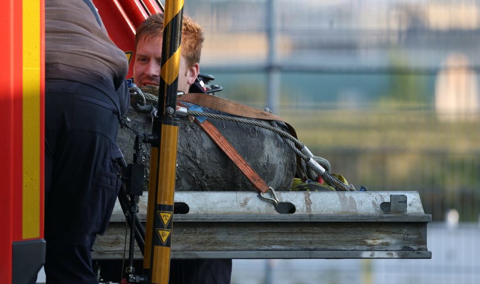 Die entschärfte 250-Kilo-Bombe britischer Herkunft wird zum Abtransport auf das Fahrzeug des Kampfmittelräumdienstes verladen.