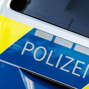 Logo der Polizei auf einem Polizeiauto