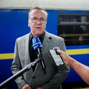 Bundesverteidigungsminister Boris Pistorius (SPD) am Donnerstag am Hauptbahnhof in Kiew.