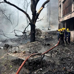 Feuerwehrleute am Ort des Absturzes in Ahmedabad.