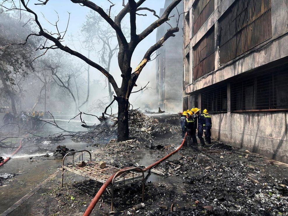 Feuerwehrleute am Ort des Absturzes in Ahmedabad.