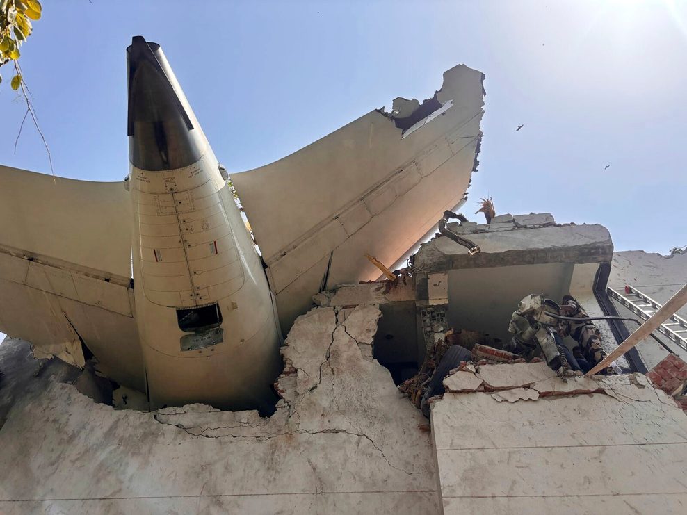 Das Heck des Flugzeugs steckt in einem Gebäude.