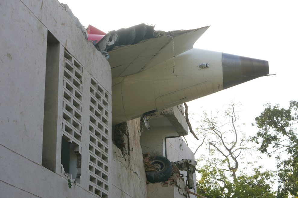 Die Trümmer des Flugzeugs ragen aus einem Gebäude.