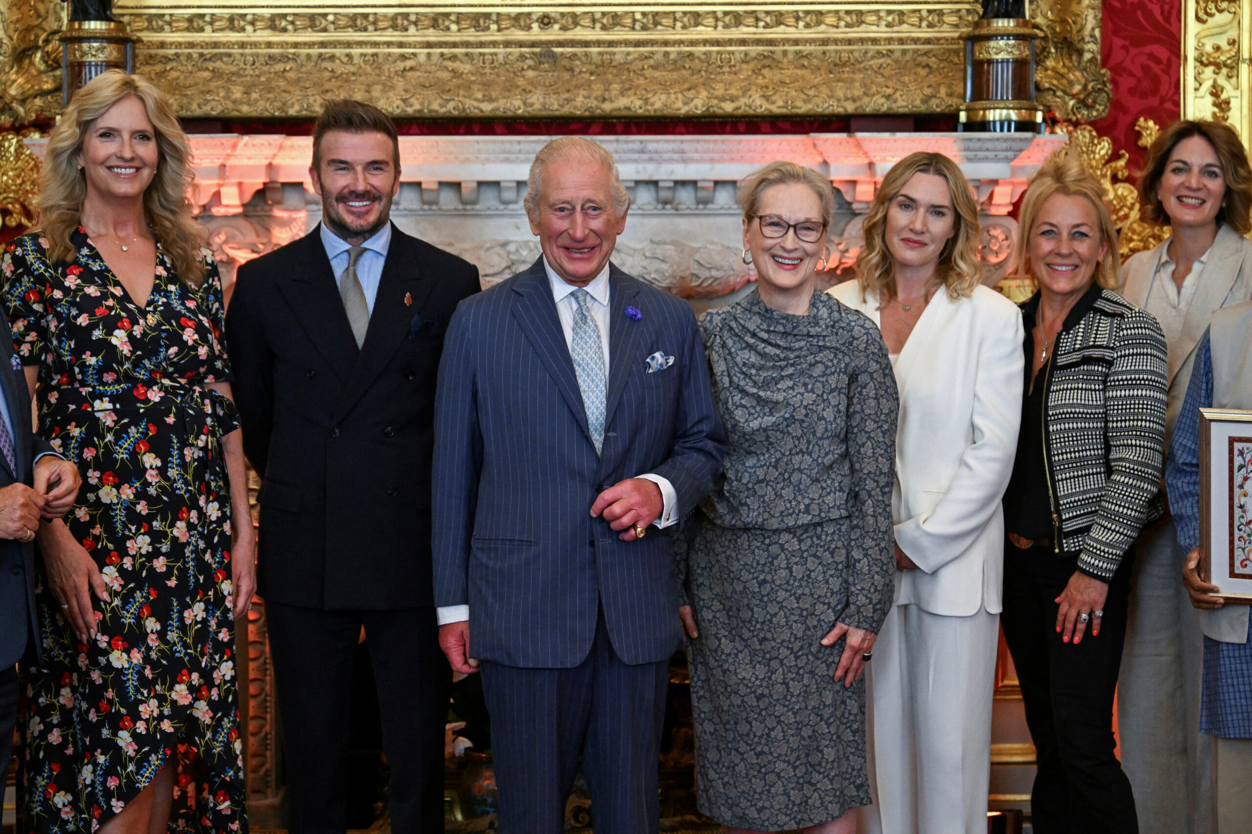 David Beckham steht neben König Charles III.